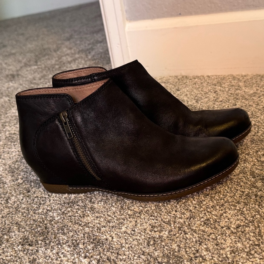 EUC Dansko Black Leather Ankle Wedge Booties Sz 38